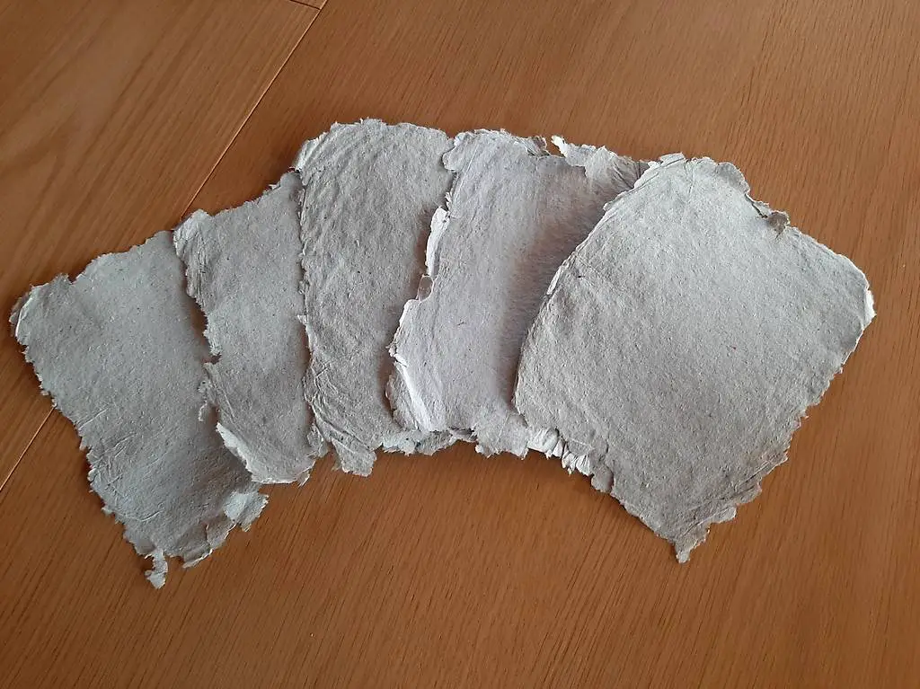 selbstgeschöpftes/handgemachtes Papier
