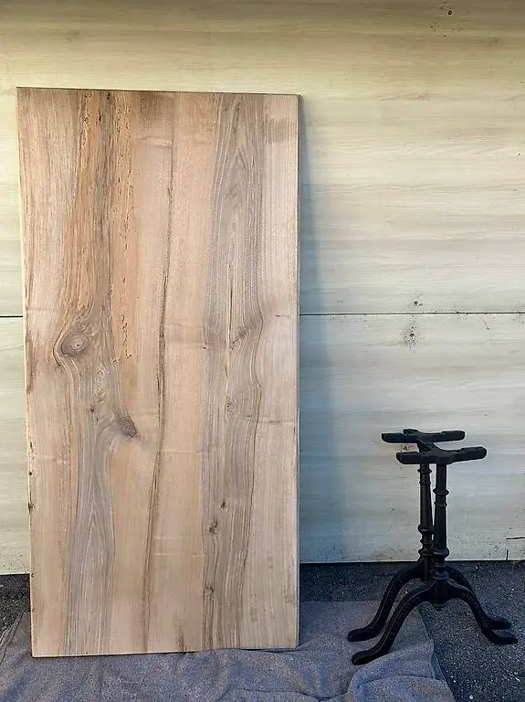 Nr. 3, Gussfuss Tisch, Nussbaum Roh 182 x 89 cm