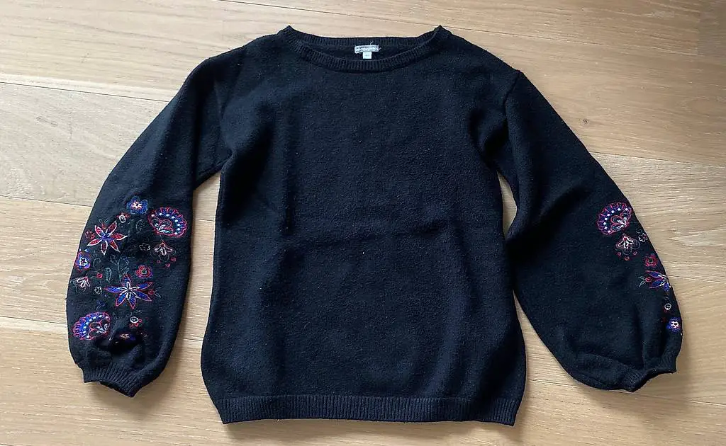 Schwarzer Pulli für die Schwangerschaft