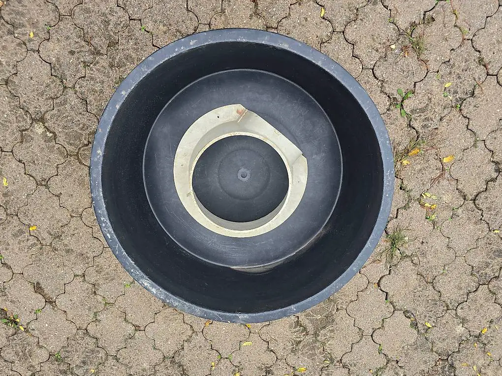 Becken /Wasserreservoire mit Stütze / stabiler Topf