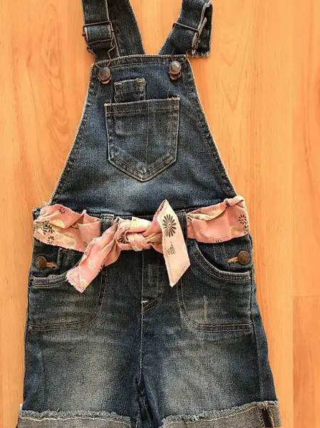 Kurze Latzhose Grösse 98