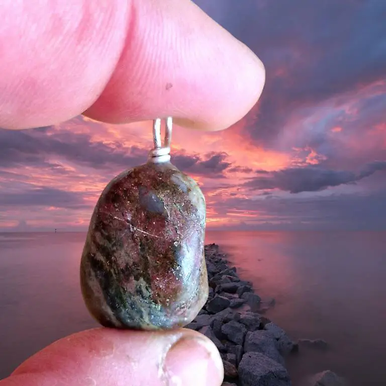 Flusstein-Anhänger Allalin Gabbro mit Granat