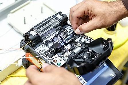 Elektromonteur mit Spleissen in Muri