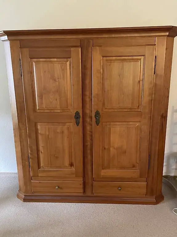 Holzschrank