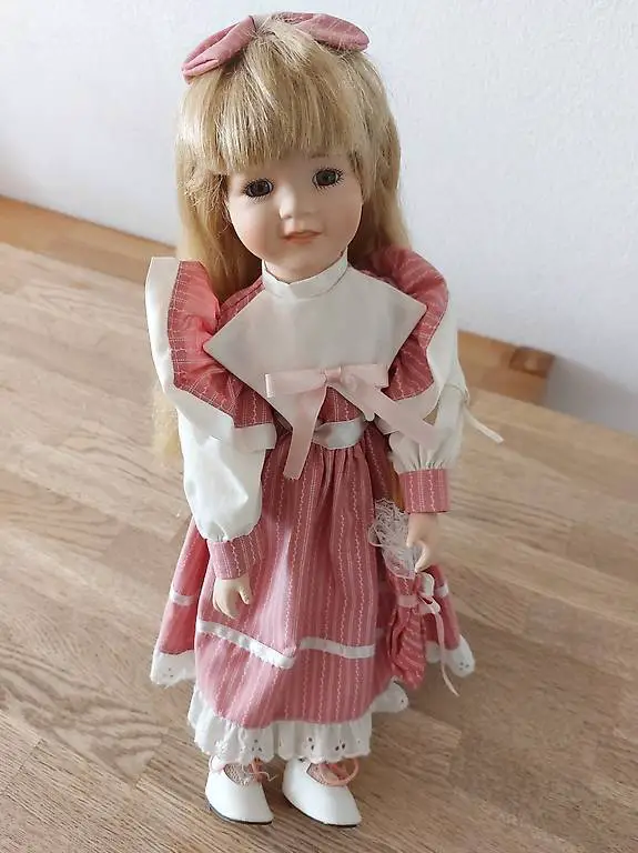 Porzellanpuppe