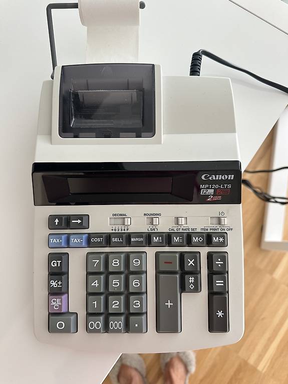 Rechenmaschine mit Papierrolle