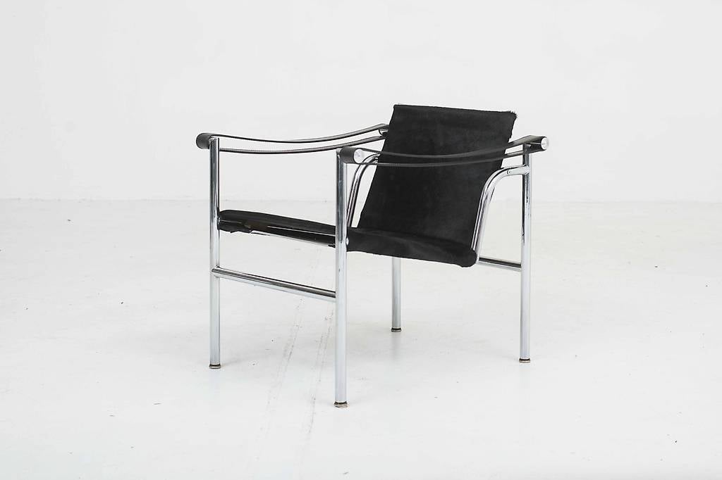 Le Corbusier LC1 Sessel von Cassina mit schwarzem Fell