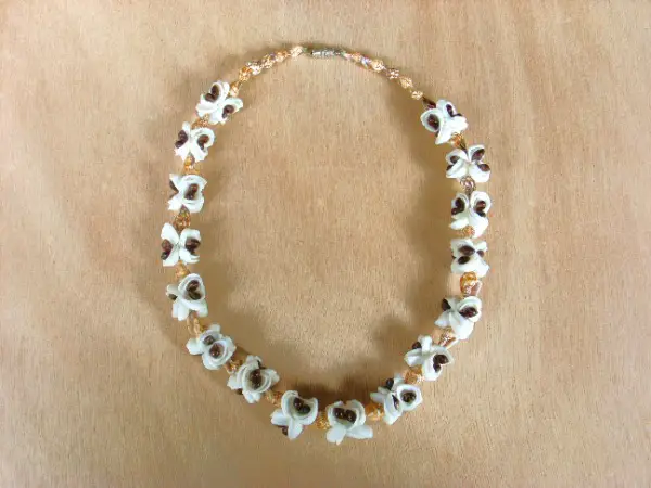 Collier tour de cou fabriqué avec de mini coquillages