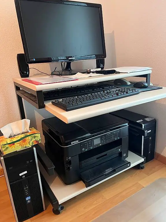 Computertisch (ohne Geräte)