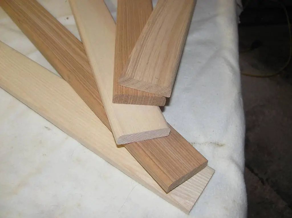 Stuhllatten gerade 12x48 und 14x48 - Esche oder Eiche CH