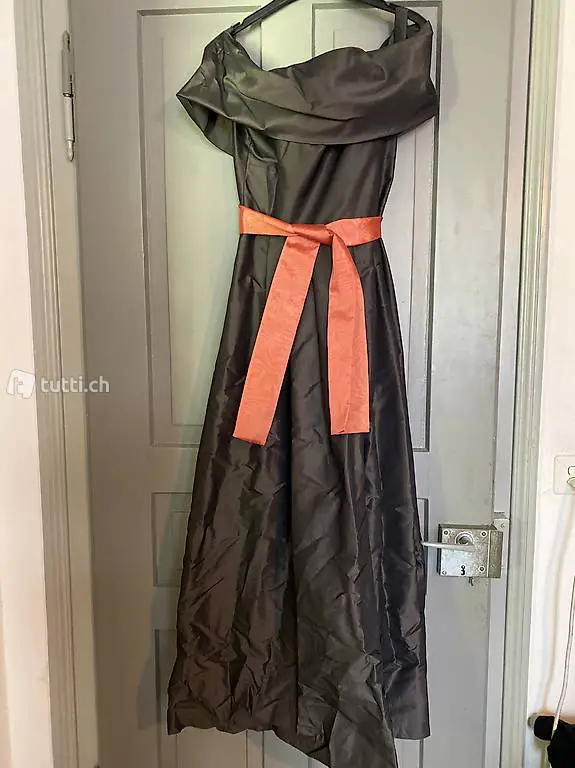 Schulterfreies Abendkleid