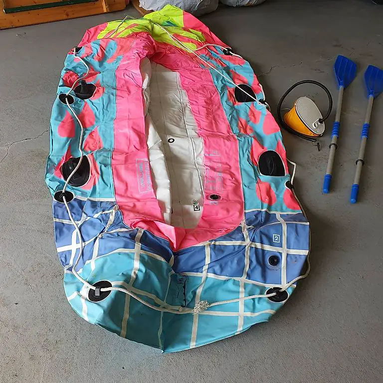 Gummiboot mit stabilen Paddeln