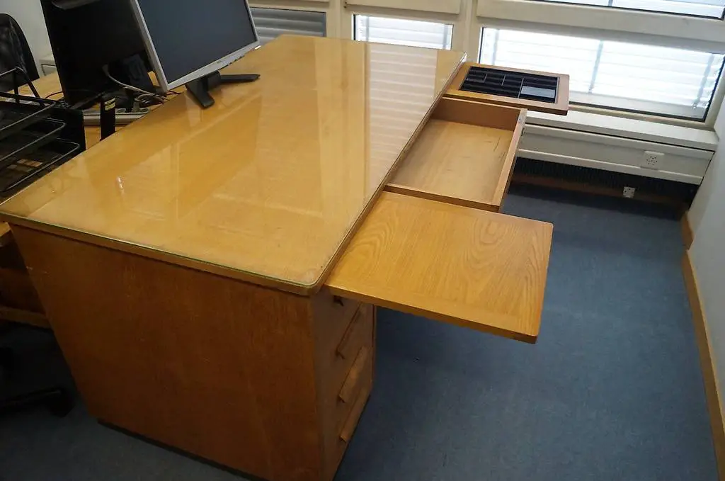 Massiver klassischer Schreibtisch