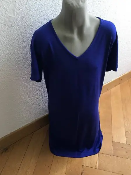 dunkelblaues T-Shirt