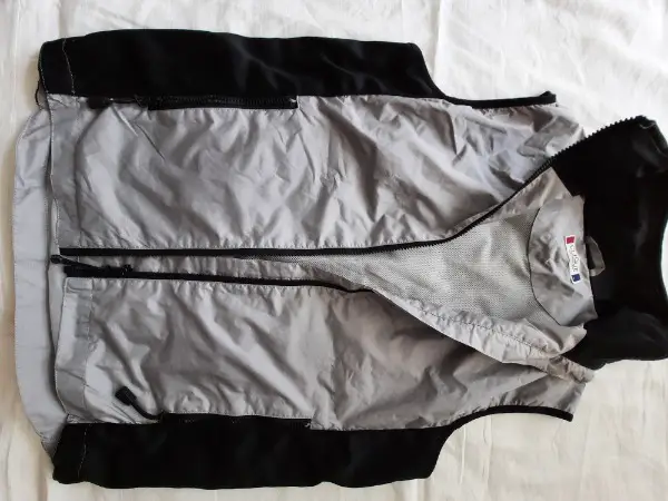 Sportweste gegen Wind; silbrig, M