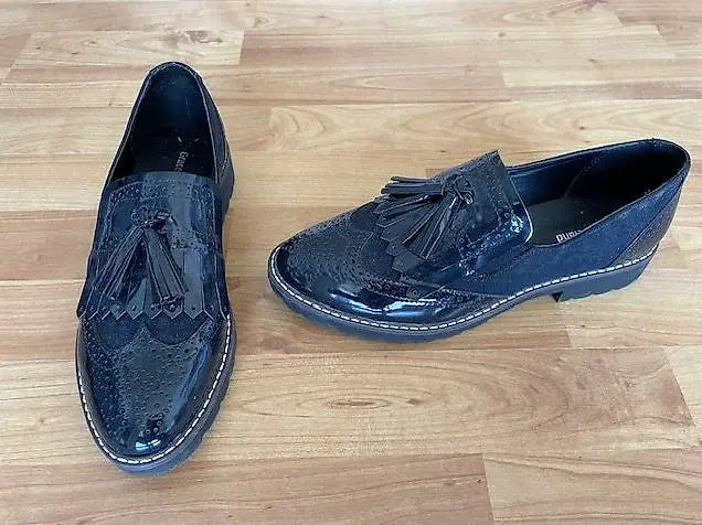 Halbschuhe dunkelblau mit Lackeinsatz, Grösse 38