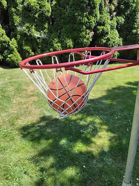 Basketballkorb mit Ball