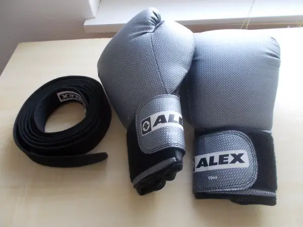 Boxhandschuhe mit Gürtel