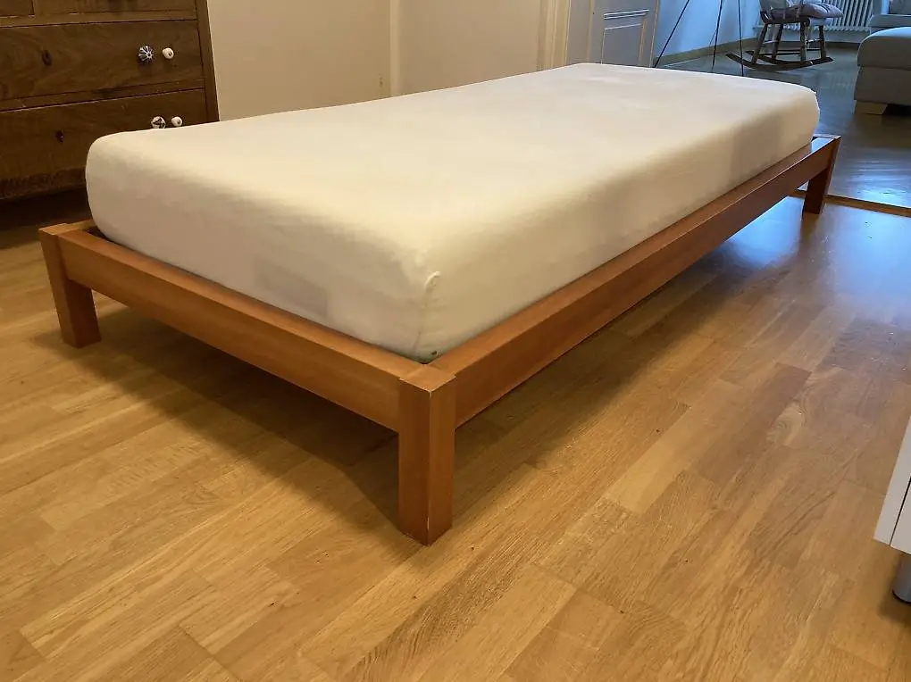 Bettgestell mit Lattenrost und Matratze