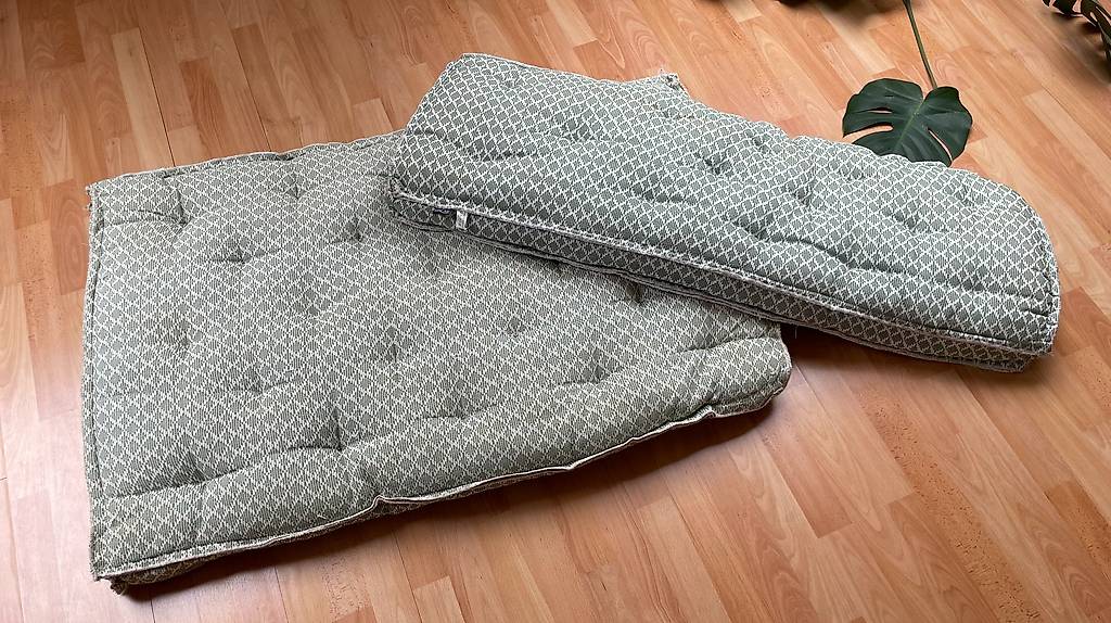 4 Sitzpolster (ca. 2x 120x75cm, 2x 120x40cm)