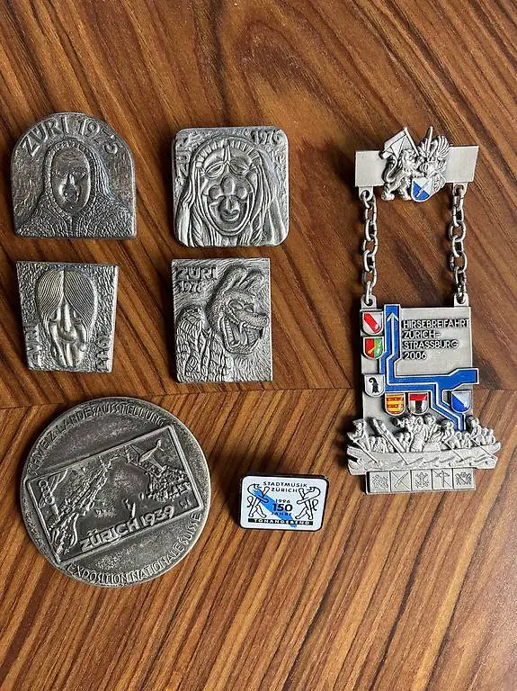 Plaketten aus 1975 1976 1977 1978 1996 und 2006