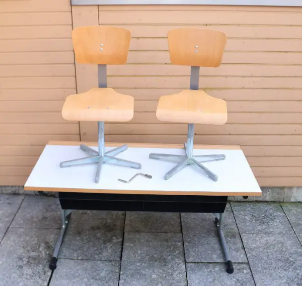 Schülerpult mit 2 Stühlen