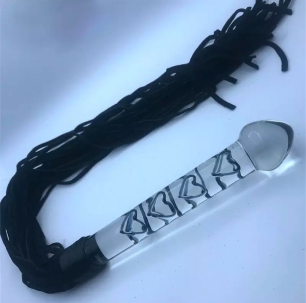 Glasdildo mit Kunstleder Peitsche