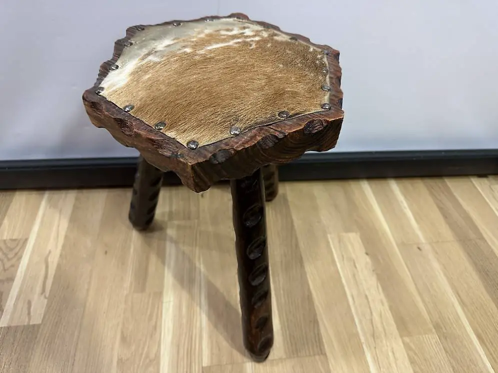 Vintage dreibeiniger Hocker mit Rehfellbezug