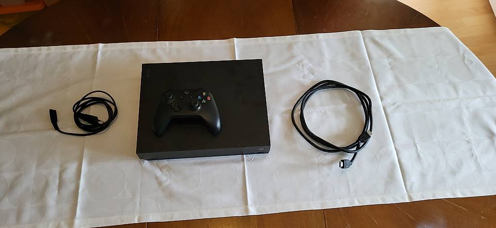 Xbox One X inkl Controller und Spielen