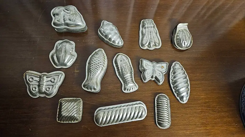 Vecchi stampi di metallo per cioccolatini