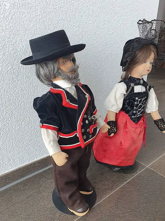 Puppen mit Bernertracht