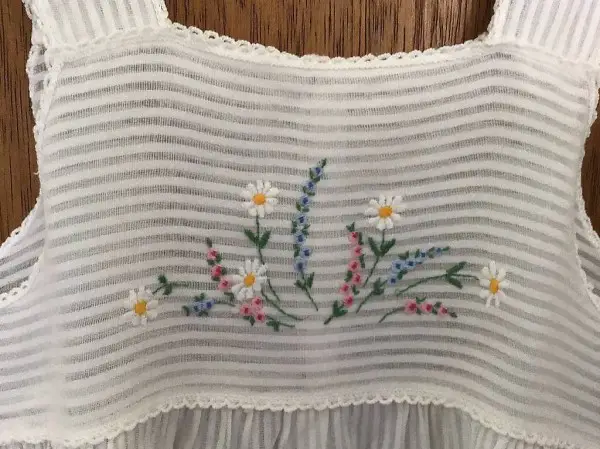 SCHÜRZEN-TRÄGER-KLEIDCHEN, 70 JÄHRIG....