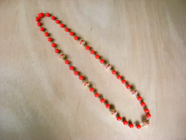 Collier sautoir vintage en perles rouges