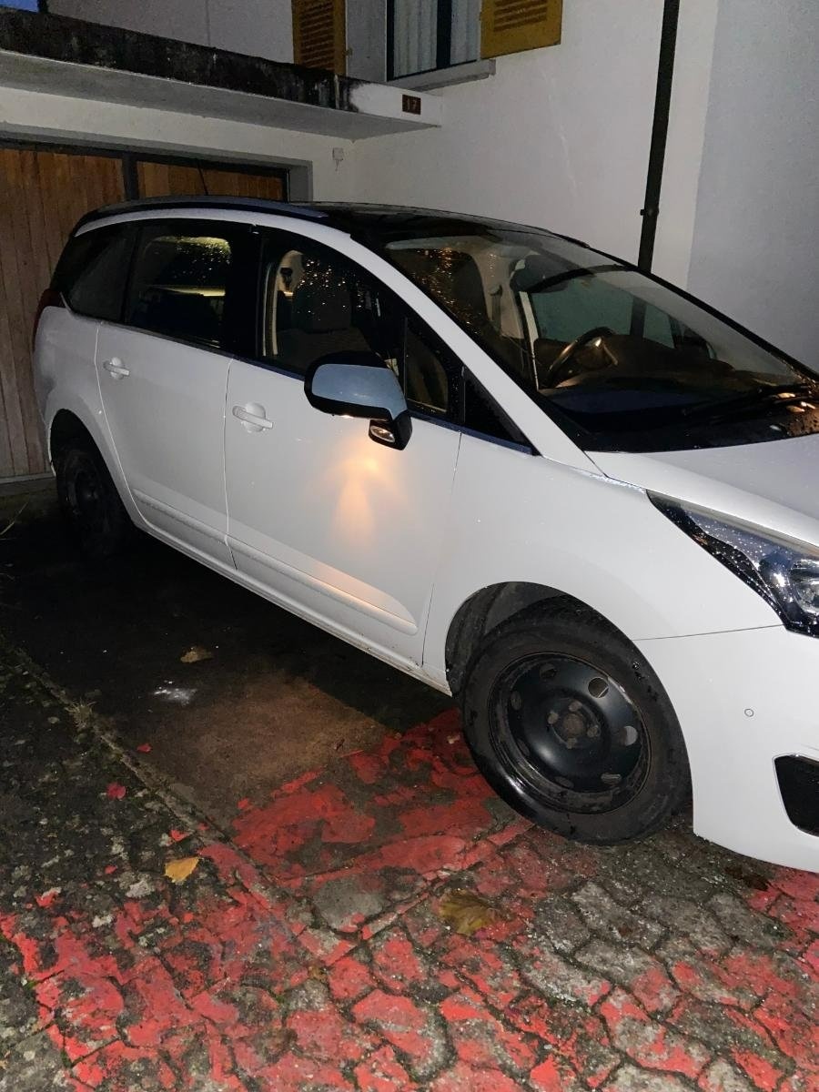 PEUGEOT 5008 1.2 PureTech Allure