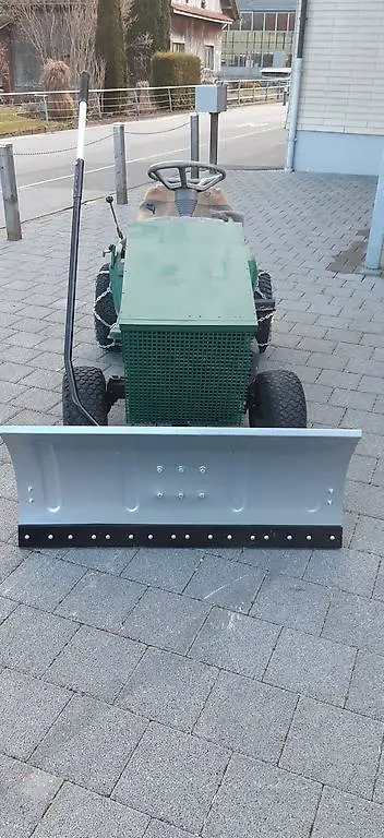 Rasentraktor mit schneflug