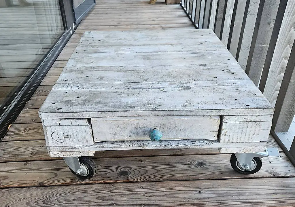 Shabby Chic Paletten-Sofatisch auf Rollen