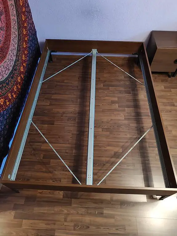 Bettrahmen mit Nachttisch