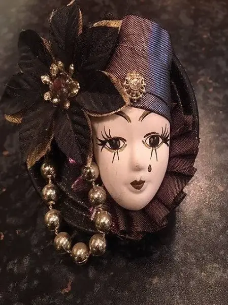 rundes Bilderrähmli mit Maske u. Blume geschmückt