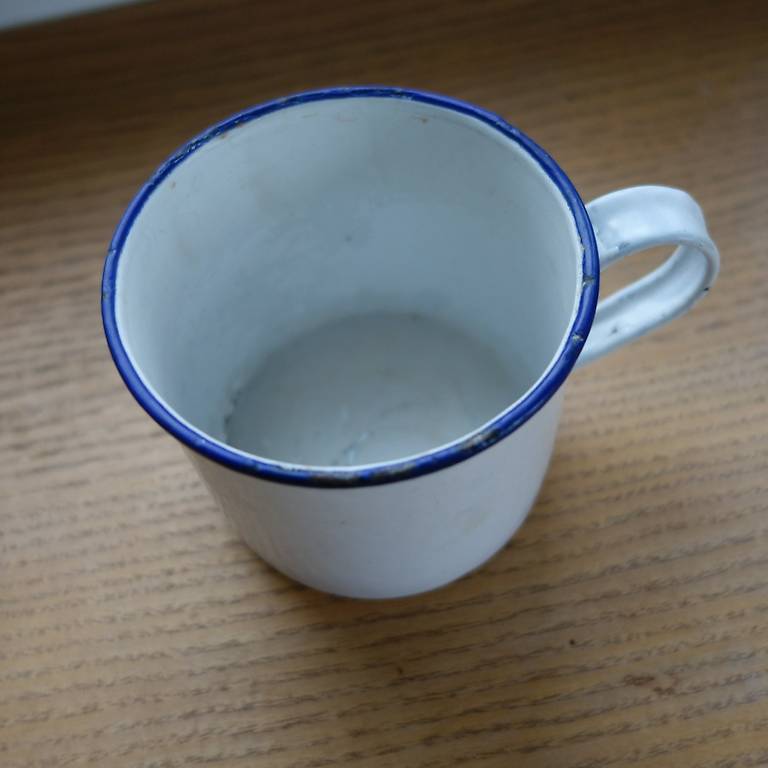 Emaille: Medizinische Tasse antik weiss mit blauem Rand