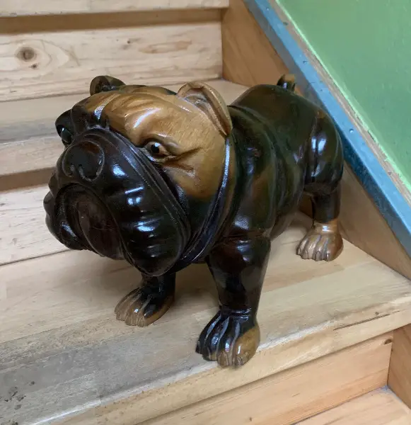 massive handgeschnitze Holzbuldogge