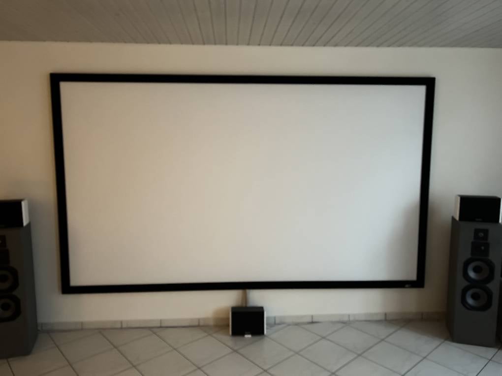Beamer Leinwand von Elite Screens ezFrame 135"