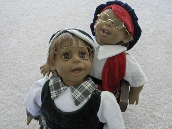 Neuwertige, smarte Buben auf Schlitten (sehr dekorativ)