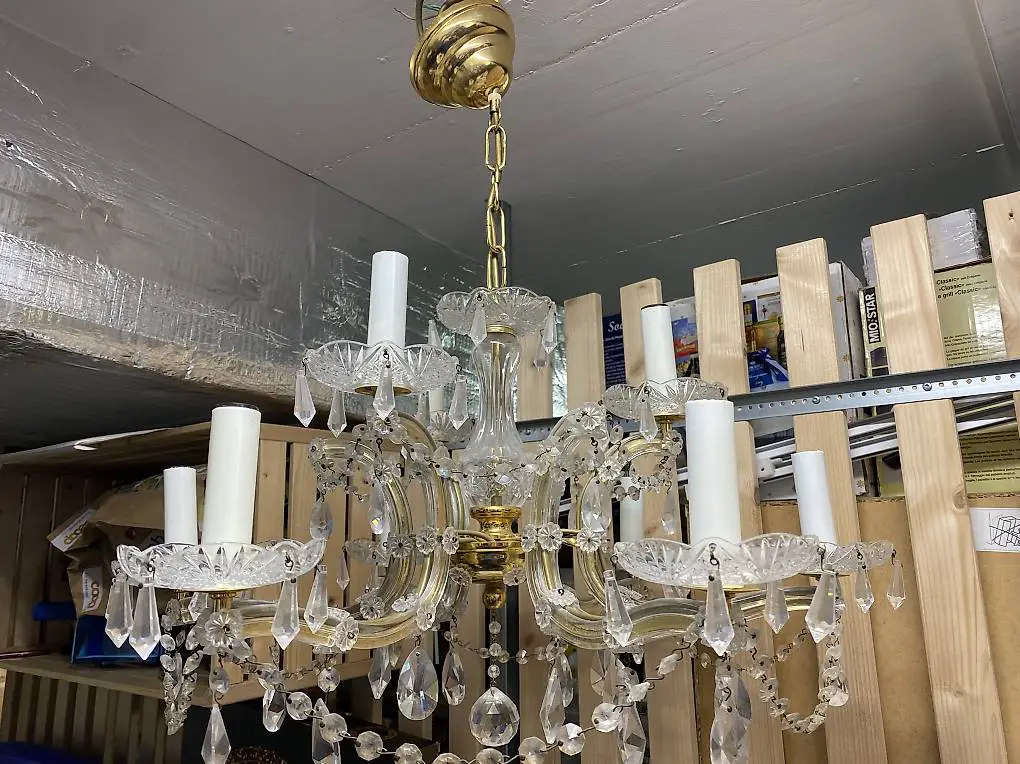 Antiker Kronleuchter verstaubt aber gut erhalten