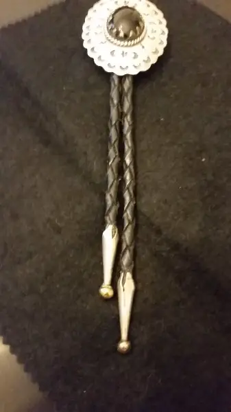 Silber Amulett mit Lederband und schwarzem Stein