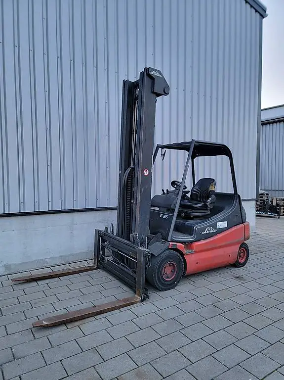 Stapler Linde E25-02 Triplex Klemmgabel Hun 650cm