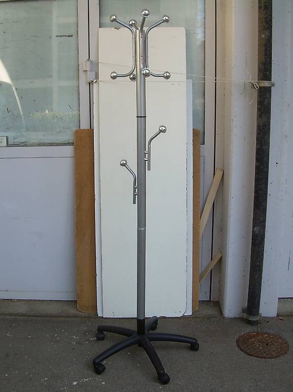 attaccapanni con rotelle