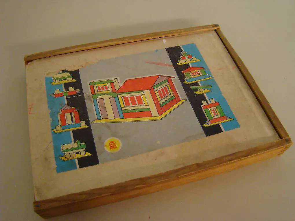 Kasten mit Bauklötzen aus 60er/70er Jahre