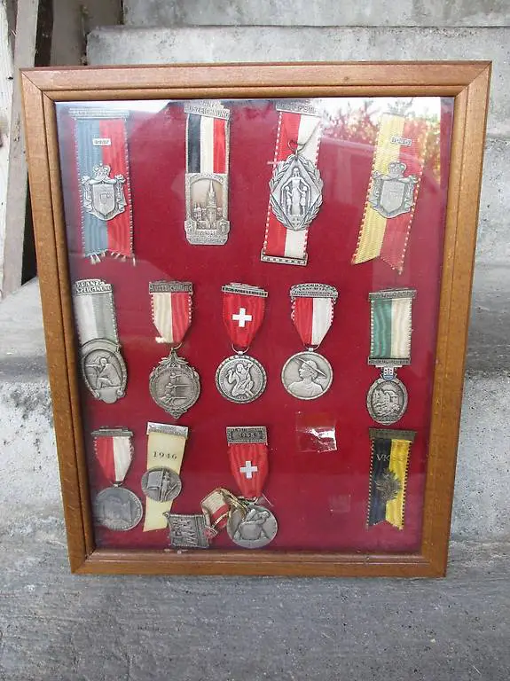 Vitrine Kasten für Abzeichen / Pokale 40er / Spiegel 50er