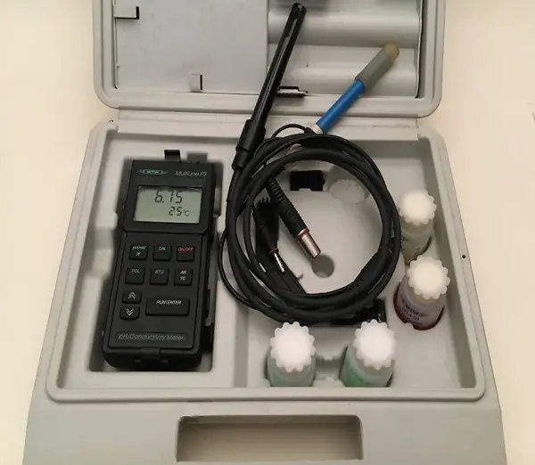 Strumento portatile per misura pH.