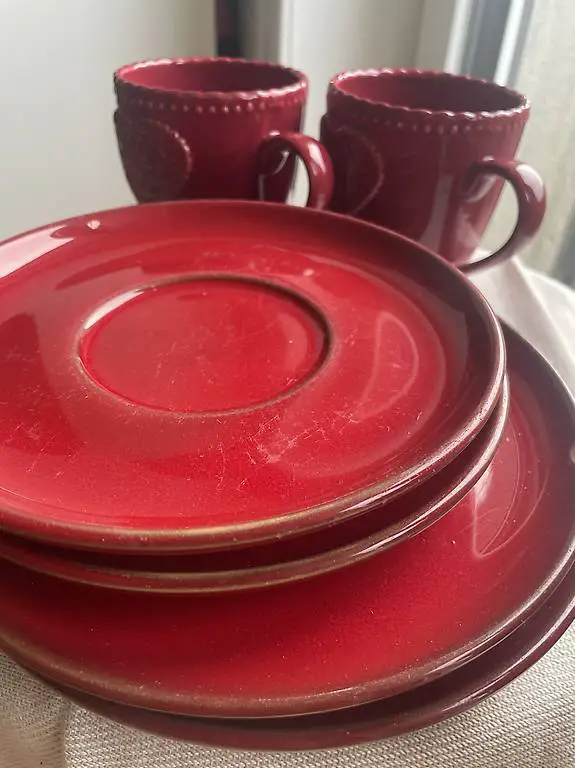 2x Tassen 2x Untertassen, 3x Teller rot Herz Dekor Landhaus